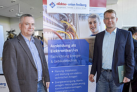 Mirko Seifert (Geschäftsführer elektro-union freiberg) und Sven Krüger (Oberbürgermeister Freiberg) am Stand der elektro-union Freiberg auf der Ausbildungsmesse "Schule macht Betrieb"