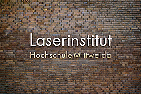 Schriftzug "Laserinstitut Hochschule Mittweida" vor Klinkerwand - Forschungsneubau Laserinstitut Mittweida