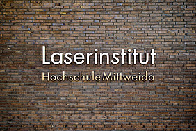 Zukunftsweisende Laserforschung - made in Sachsen. Schriftzug "Laserinstitut Hochschule Mittweida" vor Klinkerwand - Forschungsneubau Laserinstitut Mittweida